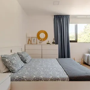Stylish And Elegant - View And Location In Downton Apartment